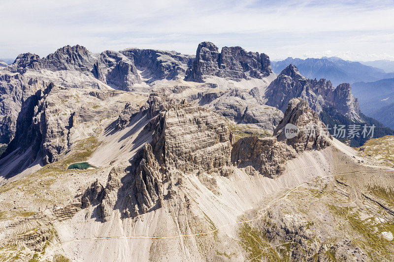 鸟瞰图的岩石细节的Tre Cime di Lavaredo，意大利